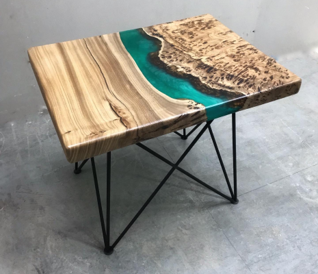 Журнальный стол с рекой из капового карагача