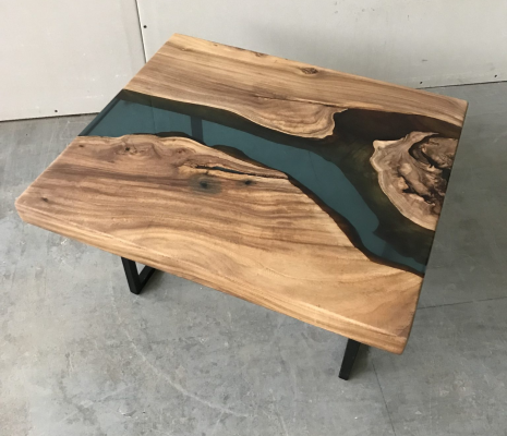 Журнальный стол из дерева и смолы