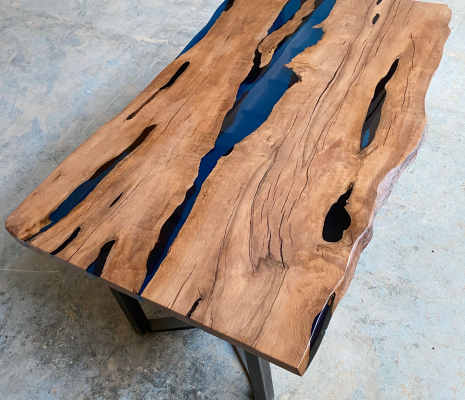 Обеденный стол из граба с синей рекой