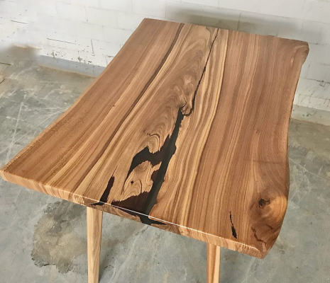Обеденный стол из слэба карагача с деревянными ножками