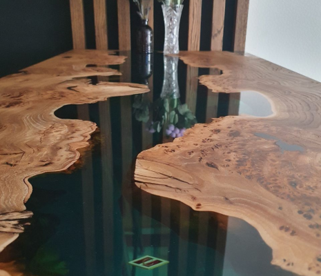 Барный стол с рекой из слэба карагача