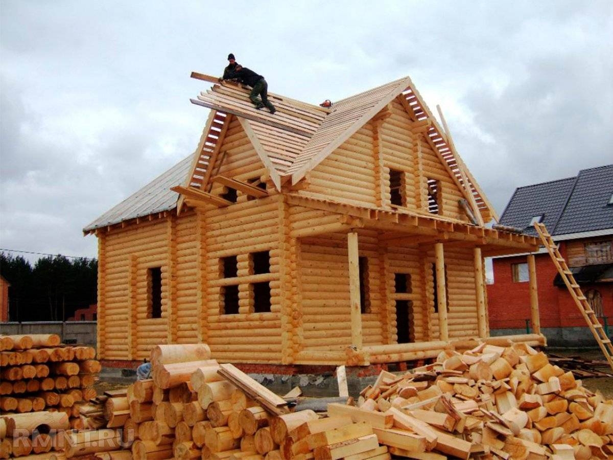 Строительство дома из дерева осенью: правила и особенности