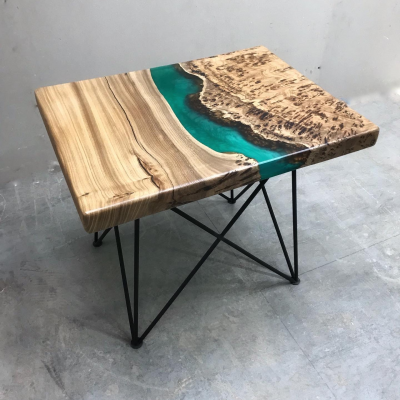 Журнальный стол с рекой из капового карагача
