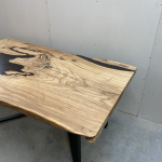Обеденный стол из дерева с эпоксидной смолой
