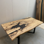 Обеденный стол из дерева с эпоксидной смолой