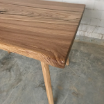 Обеденный стол из слэба карагача с деревянными ножками